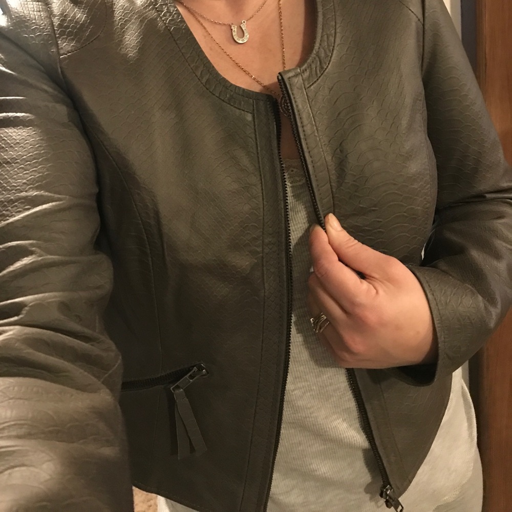 Beautiful olive green GENUINELEATHER jacket, Small